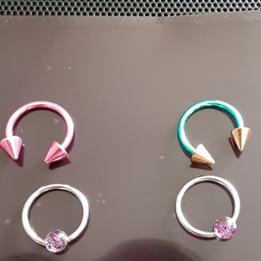 4 pack of horseshoe and captive bead rings